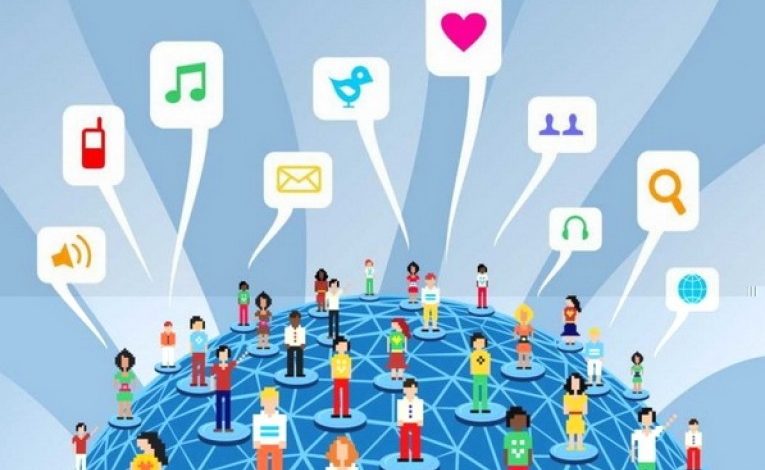 در دو دهه اخیر، رسانه‌های اجتماعی به یکی از مؤثرترین عوامل در دگرگونی رفتارهای اجتماعی مردم تبدیل شده‌اند. پلتفرم‌هایی مانند اینستاگرام، تلگرام، توییتر، تیک‌تاک و دیگر شبکه‌های اجتماعی، تنها ابزار سرگرمی یا ارتباط نیستند، بلکه محیط‌هایی هستند که الگوهای رفتاری، هنجارها و حتی ارزش‌های فرهنگی را تحت تأثیر قرار می‌دهند. یکی از مهم‌ترین تأثیرات رسانه‌های اجتماعی، افزایش سرعت تعاملات اجتماعی است. افراد اکنون می‌توانند در هر زمان و مکانی با دیگران ارتباط برقرار کنند، نظرات خود را بیان کنند و در گفتگوهای جمعی شرکت کنند. این دسترسی دائمی به ارتباطات، نوعی «حضور مداوم» ایجاد کرده است که باعث تغییر در نحوه برقراری روابط انسانی شده است. بسیاری از روابط عاطفی، دوستی‌ها و حتی دعواها، دیگر در دنیای واقعی شکل نمی‌گیرند، بلکه در قالب پیام، استوری یا پست ظاهر می‌شوند. از سوی دیگر، رسانه‌های اجتماعی نوعی صحنه عمومی دائمی ایجاد کرده‌اند که در آن افراد تلاش می‌کنند خود را به شکلی خاص نشان دهند. این فضا باعث رشد پدیده‌ای به نام «برندسازی شخصی» شده است، که در آن کاربران سعی می‌کنند تصویری جذاب، موفق، زیبا یا متفاوت از خود بسازند و آن را به اشتراک بگذارند. این موضوع می‌تواند منجر به افزایش فشار روانی، مقایسه اجتماعی و گاهی احساس ناکافی بودن در میان کاربران شود. یکی از دیگر ابعاد تأثیر رسانه‌های اجتماعی، تحول در سبک زندگی و الگوهای مصرف است. اینفلوئنسرها و تولیدکنندگان محتوا، با تبلیغ سبک خاصی از زندگی، سلیقه عمومی را تحت تأثیر قرار می‌دهند. افراد تحت تأثیر این محتواها ممکن است رفتارهایی را که تا دیروز غیرضروری یا نامتعارف می‌دانستند، به عنوان استاندارد بپذیرند. از خرید لباس و لوازم خاص گرفته تا سفر به مکان‌های خاص و حتی رفتارهای تغذیه‌ای، همگی از این تأثیرگذاری متأثر شده‌اند. رسانه‌های اجتماعی همچنین رفتار سیاسی، فرهنگی و مشارکت‌های اجتماعی را نیز دستخوش تغییر کرده‌اند. کمپین‌های آنلاین، اعتراض‌های مجازی، فراخوان‌های مردمی و حتی کمپین‌های خیریه، از طریق همین پلتفرم‌ها شکل می‌گیرند و به‌سرعت گسترش می‌یابند. این مسئله نشان می‌دهد که رسانه‌های اجتماعی می‌توانند به ابزارهایی برای توانمندسازی اجتماعی و افزایش مشارکت عمومی تبدیل شوند، اگر به‌درستی مورد استفاده قرار گیرند. با این حال، این فضا بدون خطر هم نیست. انتشار اطلاعات نادرست، شایعه‌پراکنی، رفتارهای مخرب مانند توهین، تحقیر، و نفرت‌پراکنی از جمله آسیب‌هایی هستند که می‌توانند به‌سرعت گسترش یابند و اعتماد اجتماعی را خدشه‌دار کنند. همچنین، وابستگی بیش از حد به فضای مجازی می‌تواند باعث کاهش ارتباطات عمیق واقعی و انزوا در دنیای واقعی شود. برای مقابله با این چالش‌ها، ارتقاء سواد رسانه‌ای و سواد دیجیتال بسیار ضروری است. کاربران باید توانایی تحلیل محتوا، تشخیص اخبار جعلی، رعایت اخلاق در فضای مجازی و کنترل زمان مصرف خود را داشته باشند. به‌عبارت دیگر، باید یاد بگیریم چگونه «کاربر آگاه» رسانه‌های اجتماعی باشیم، نه صرفاً مصرف‌کننده منفعل. در پایان، رسانه‌های اجتماعی همان‌قدر که می‌توانند عامل تغییرات مثبت در رفتارهای اجتماعی باشند، قادرند آسیب‌های عمیقی نیز ایجاد کنند. مسیر تأثیرگذاری آن‌ها بستگی به نوع استفاده ما دارد. اگر آگاهانه، مسئولانه و نقادانه از این ابزارها بهره ببریم، رسانه‌های اجتماعی می‌توانند به سکوی رشد فردی و اجتماعی تبدیل شوند.