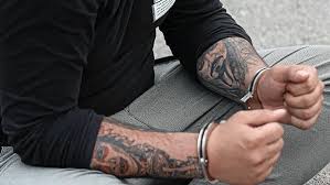 شرور سابقهدار میانه با ۴۸ بسته مواد مخدر دستگیر شد